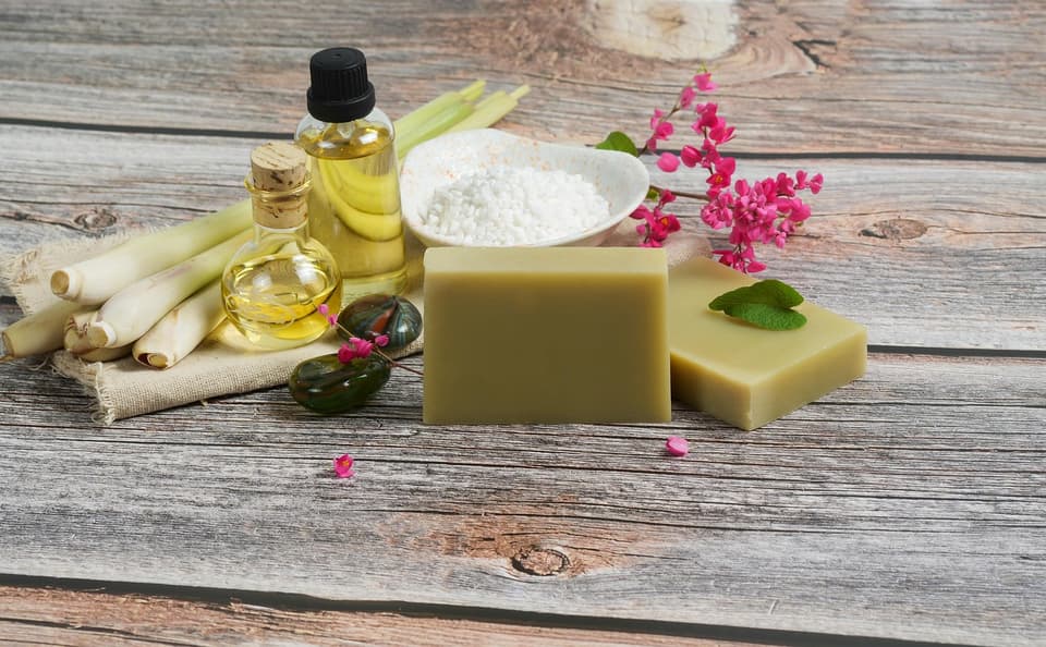 An everyday soap ritual with handmade bars, botanicals and a wooden soap dish